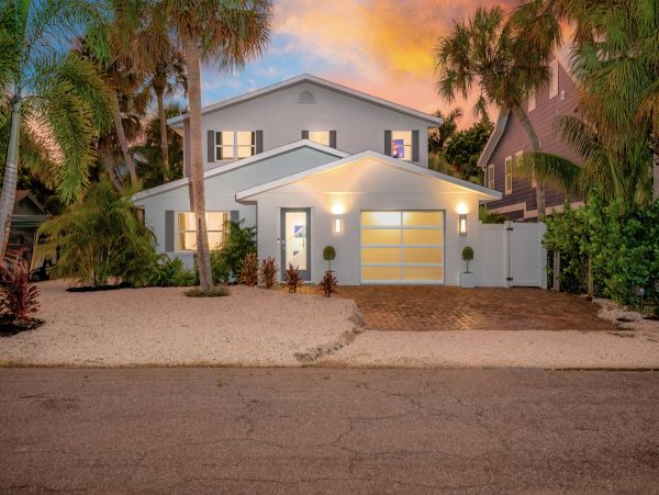 The Ultimate Anna Maria Island 4 Bedroom Home Steps to Sand