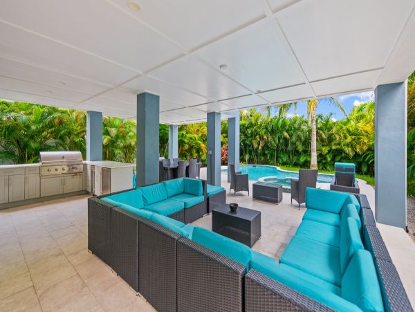 Five Bedroom Anna Maria Island Home On the Beach Block!