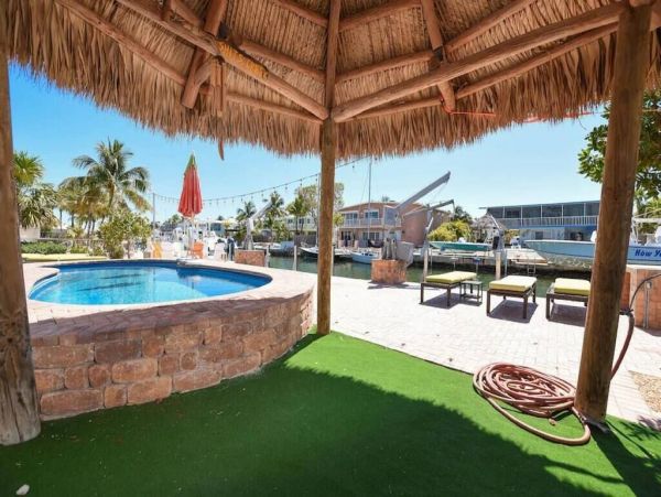 Canal Front 4 Bedroom Vacation Getaway Sleeps 10