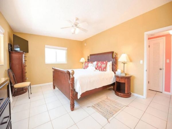 Canal Front 4 Bedroom Vacation Getaway Sleeps 10