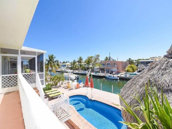 Canal Front 4 Bedroom Vacation Getaway Sleeps 10