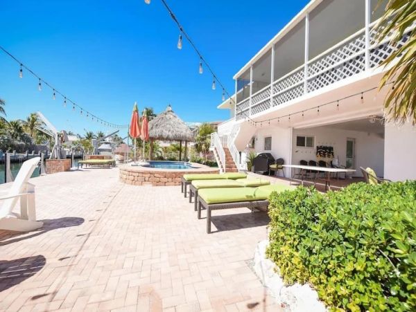 Canal Front 4 Bedroom Vacation Getaway Sleeps 10