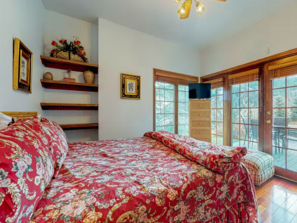 Beaver Creek Luxury 4 Bedroom Ski Home with Mountain View