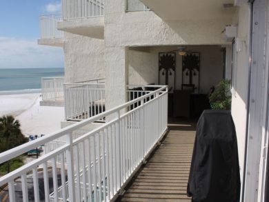 Siesta Key Vacation Condo Sleeps Six Guests.