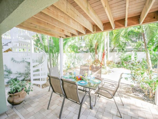 Holmes Beach Vacation Home Sleeps 8 Guests With Private Pool