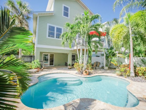 Holmes Beach Vacation Home Sleeps 8 Guests With Private Pool