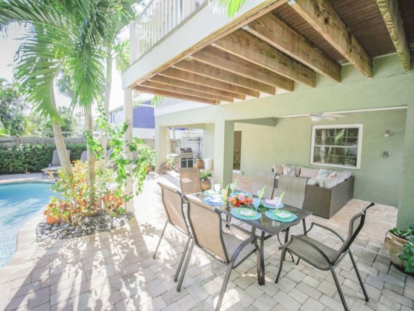 Holmes Beach Vacation Home Sleeps 8 Guests With Private Pool