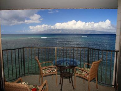 On Beach Vacation Condo 1 Bedroom Sleeps 4 in Lahaina