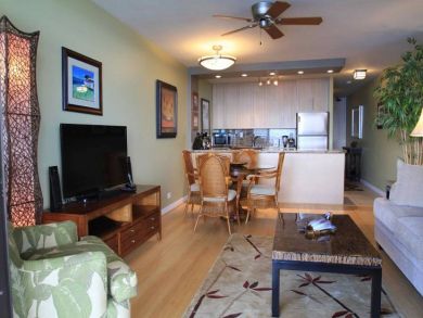 On Beach Vacation Condo 1 Bedroom Sleeps 4 in Lahaina