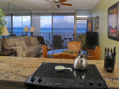 On Beach Vacation Condo 1 Bedroom Sleeps 4 in Lahaina