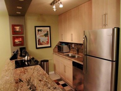 On Beach Vacation Condo 1 Bedroom Sleeps 4 in Lahaina