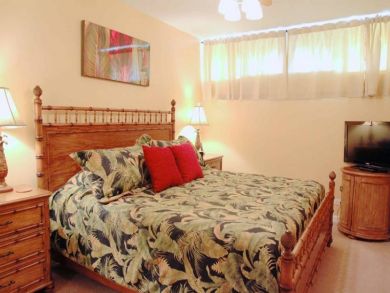 On Beach Vacation Condo 1 Bedroom Sleeps 4 in Lahaina