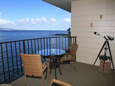 On Beach Vacation Condo 1 Bedroom Sleeps 4 in Lahaina