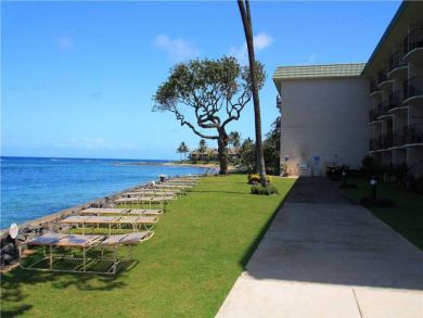 On Beach Vacation Condo 1 Bedroom Sleeps 4 in Lahaina