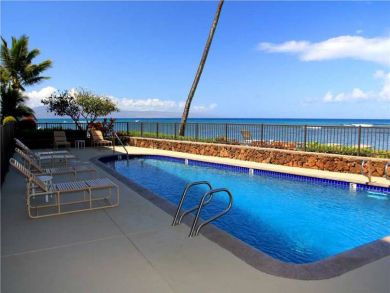 On Beach Vacation Condo 1 Bedroom Sleeps 4 in Lahaina