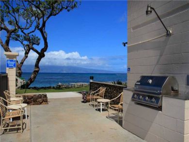 On Beach Vacation Condo 1 Bedroom Sleeps 4 in Lahaina