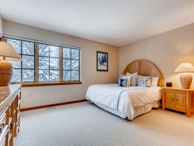 Spacious Four Bedroom with Mountain Views! Spacious Four Bedroom with Mountain Views!