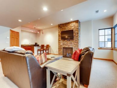 Spacious Four Bedroom with Mountain Views! Spacious Four Bedroom with Mountain Views!