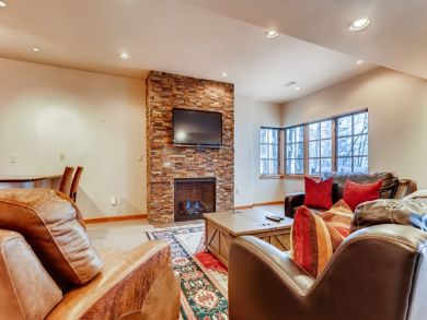 Spacious Four Bedroom with Mountain Views! Spacious Four Bedroom with Mountain Views!