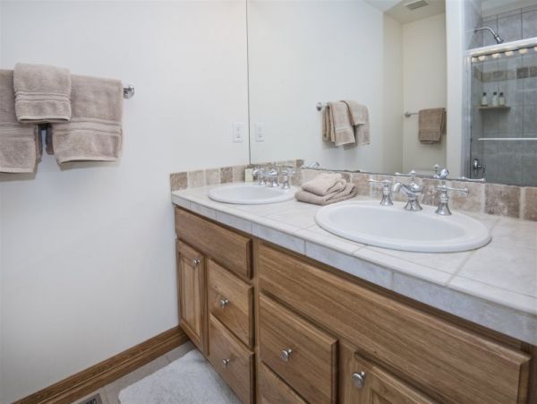Arrowhead Four Bedroom Vacation Home Sleeps Ten Guests.