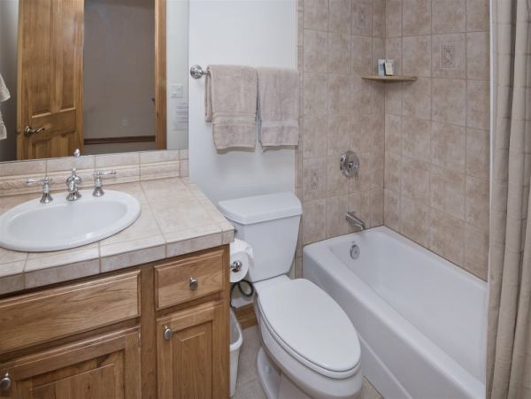 Arrowhead Four Bedroom Vacation Home Sleeps Ten Guests.