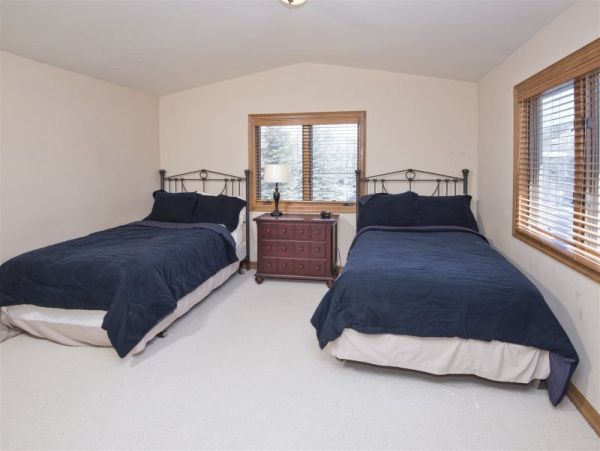 Arrowhead Four Bedroom Vacation Home Sleeps Ten Guests.