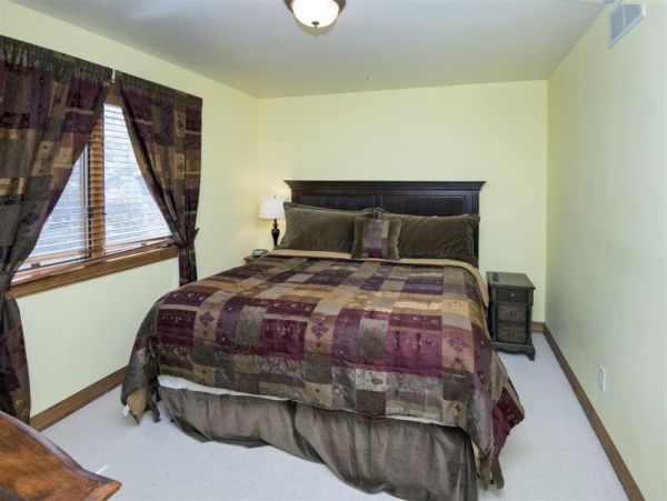 Arrowhead Four Bedroom Vacation Home Sleeps Ten Guests.