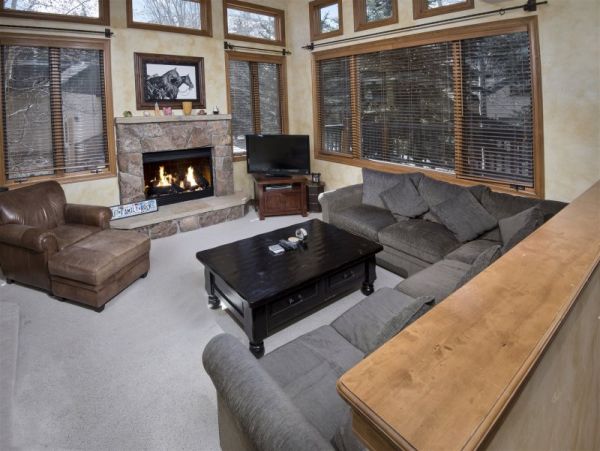 Arrowhead Four Bedroom Vacation Home Sleeps Ten Guests.