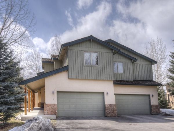 Arrowhead Four Bedroom Vacation Home Sleeps Ten Guests.
