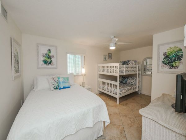 Siesta Key Vacation 2 Bedrooms 2nd Floor Duplex Sleeps 8