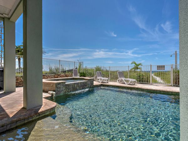 Beachfront Redington Shores 4 bedroom Vacation Home