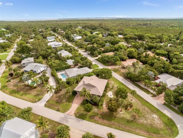 Steps to Beach Sanibel Vacation Home Three Bedroom
