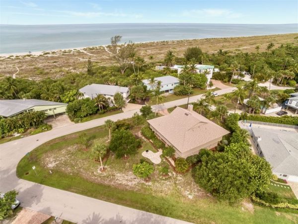 Steps to Beach Sanibel Vacation Home Three Bedroom