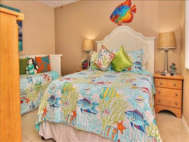 Clearwater vacation condo sleeps six guests. Clearwater vacation condo sleeps six guests.