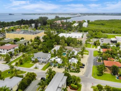 Holmes Beach Vacation Villa Sleeps Four Guests. Holmes Beach Vacation Villa Sleeps Four Guests.