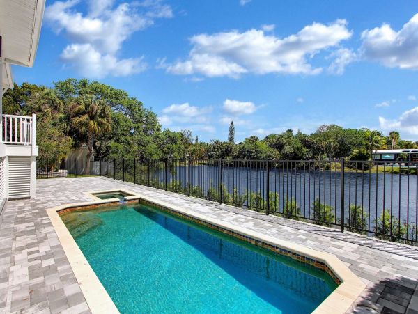 Vacation Pool Home in Siesta Key Close to Beach
