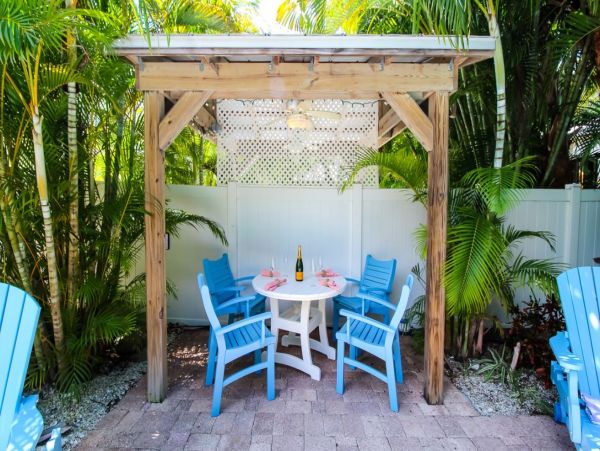 Holmes Beach 3 Bedroom Vacation Home 75 Yards to the Beach