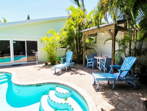 Holmes Beach 3 Bedroom Vacation Home 75 Yards to the Beach