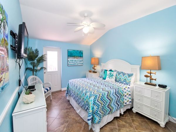 Holmes Beach 3 Bedroom Vacation Home 75 Yards to the Beach