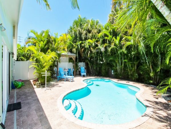 Holmes Beach 3 Bedroom Vacation Home 75 Yards to the Beach