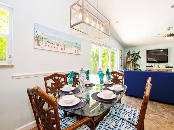 Holmes Beach 3 Bedroom Vacation Home 75 Yards to the Beach