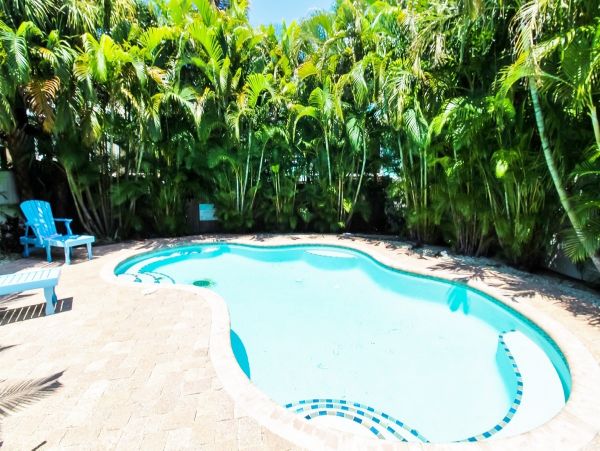 Holmes Beach 3 Bedroom Vacation Home 75 Yards to the Beach