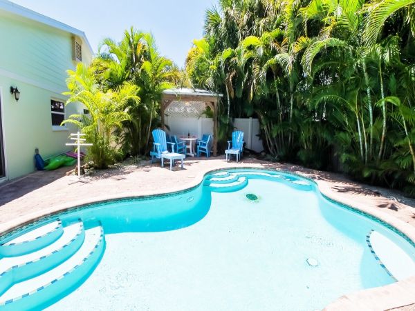 Holmes Beach 3 Bedroom Vacation Home 75 Yards to the Beach