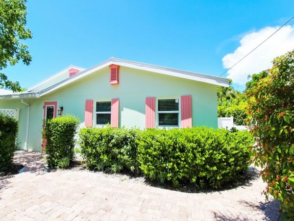 Holmes Beach 3 Bedroom Vacation Home 75 Yards to the Beach