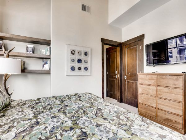 Vail Luxury Vacation Rental Sleeps Six Guests Walk to Lifts