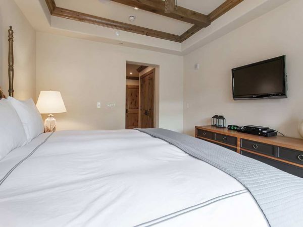 Luxury Vail Vacation Condo Sleeps Ten Guests Walk to Lifts