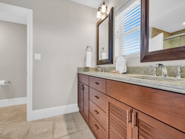 Canal Front 6 Bedroom Home in Marathon, Walk to Beach