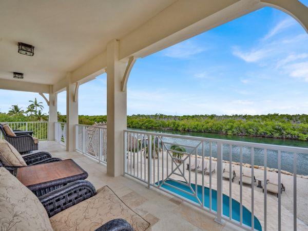 Canal Front 6 Bedroom Home in Marathon, Walk to Beach
