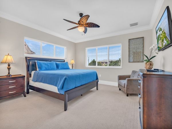 Canal Front 6 Bedroom Home in Marathon, Walk to Beach