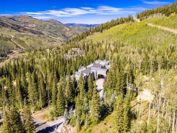 Luxury Mountain Retreat with Ski-In/Ski-Out Access in Park City